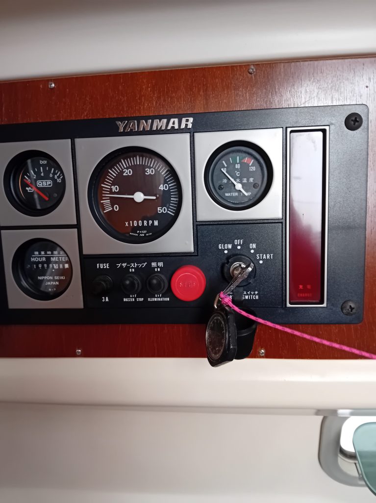Tableau de bord Yanmar avec compte-tours, manomètres et interrupteurs.